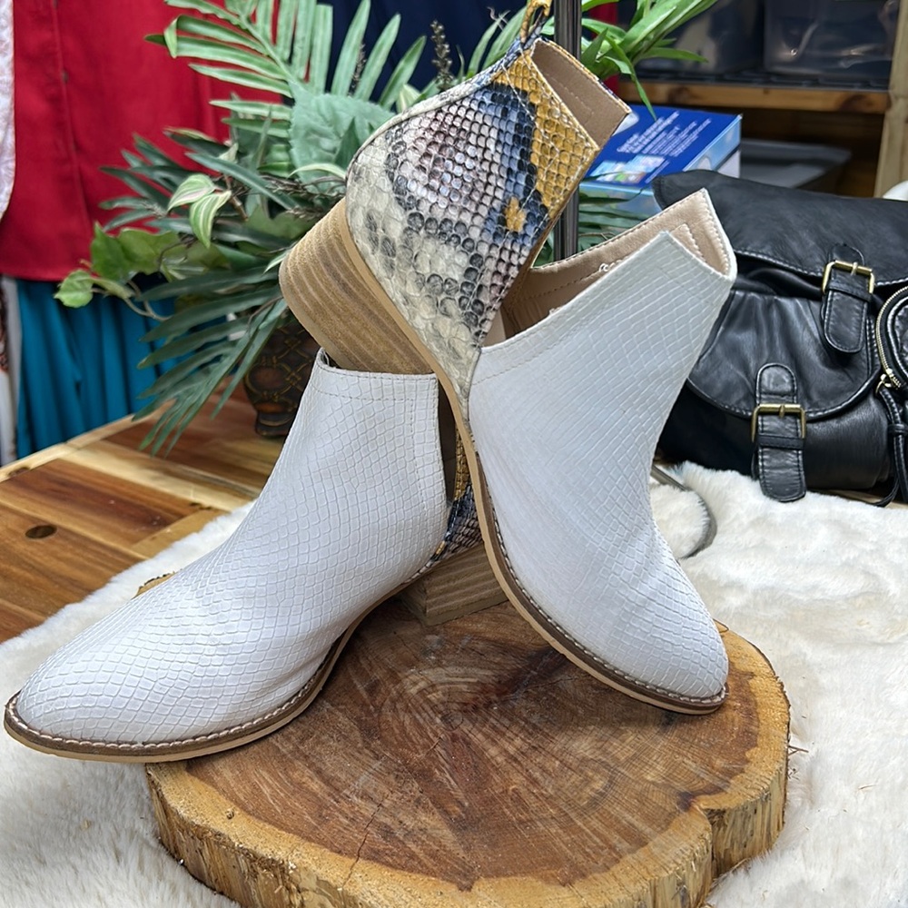 ARIDER GIRL ankle boots faux snake skin white size 7.5